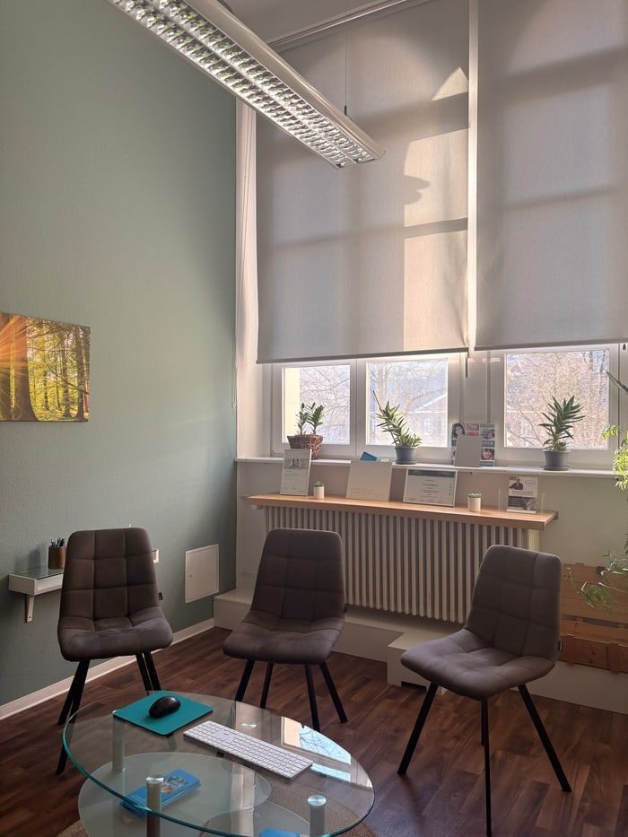 Beratungszimmer mit Tisch, Stühlen und Blick nach draußen